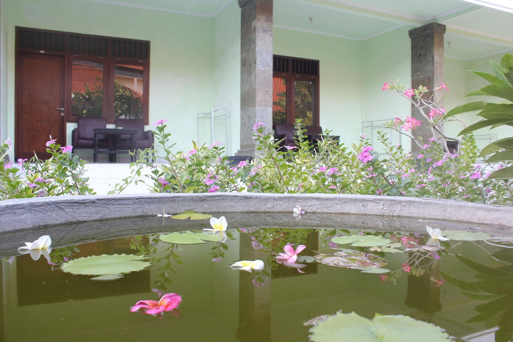 Berlian Inn กูตา ภายนอก รูปภาพ